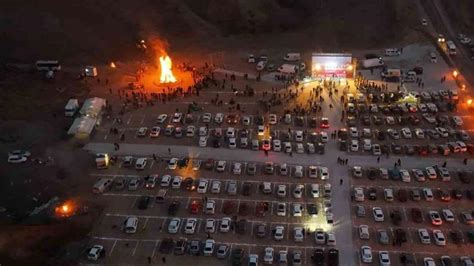 Kamp ateşinin etrafında toplanıp, arabada sinema keyfi yaptılar